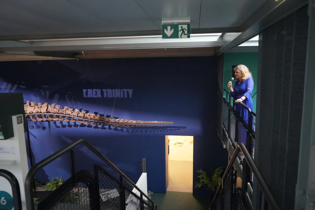 Katharina Van Cauteren und der Hinterteil des T-Rex.